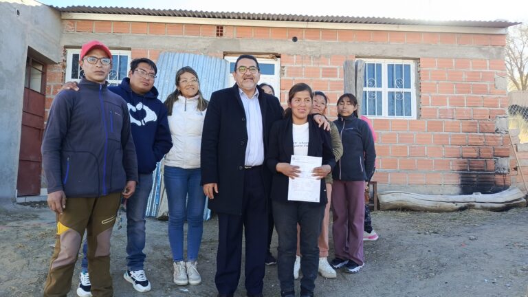 LA GESTIÓN COMUNITARIA Y EL ESTADO MUNICIPAL LLEVARON SERVICIOS ESENCIALES Y DIGNIDAD A UN HOGAR DEL SUDESTE DE LA QUIACA