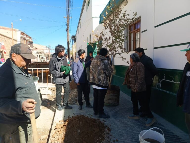 CHARLA Y PLANTACIÓN DE ÁRBOLES PROMOVIERON LA CONCIENCIA AMBIENTAL EN LA ESCUELA DE COMERCIO