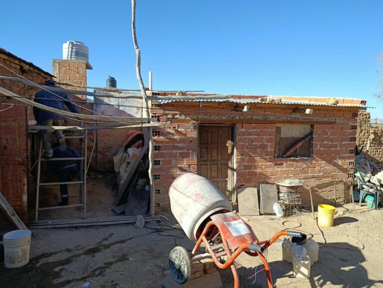 LA MUNICIPALIDAD ACOMPAÑA A UNA VECINA DEL BARRIO IRIGOYEN CON OBRAS PARA RECUPERAR EL SERVICIO ELÉCTRICO