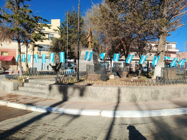 LIMPIEZA URBANA ACONDICIONÓ LA PLAZA SARMIENTO EN EL DÍA DEL MAESTRO
