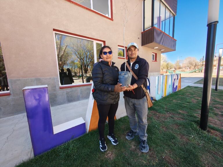 MUNICIPALIDAD DE LA QUIACA ACOMPAÑÓ UN PROYECTO DE FORESTACIÓN DEL COLEGIO POLIMODAL N° 7
