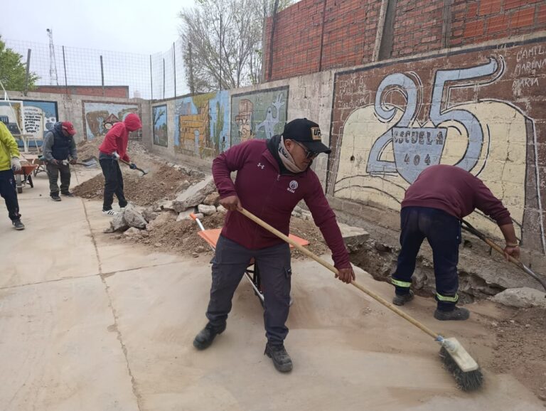 LA ESCUELA 404 DOMITILA CHOLELE YA AVANZA CON LA CONSTRUCCIÓN DE SU NUEVO TINGLADO