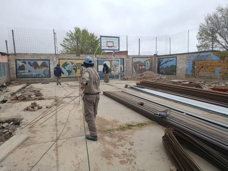 LA MUNICIPALIDAD AVANZA CON LA OBRA DEL TECHADO DEL PATIO DE LA ESCUELA N° 404