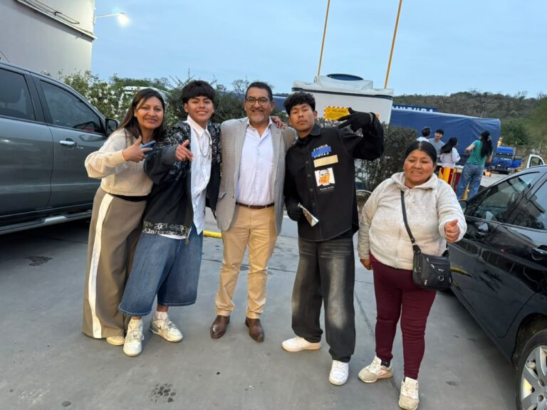 DANTE VELAZQUEZ GESTIONÓ EL TRASLADO DE ESTUDIANTES QUIAQUEÑOS PARA ACOMPAÑAR A LOS REPRESENTANTES EN LA FNE