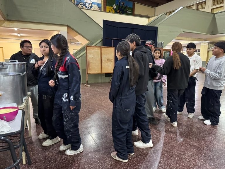 DANTE VELAZQUEZ ACOMPAÑÓ A LOS CARROCEROS DE LA QUIACA CON UNA CENA EN CADA ESTABLECIMIENTO EDUCATIVO