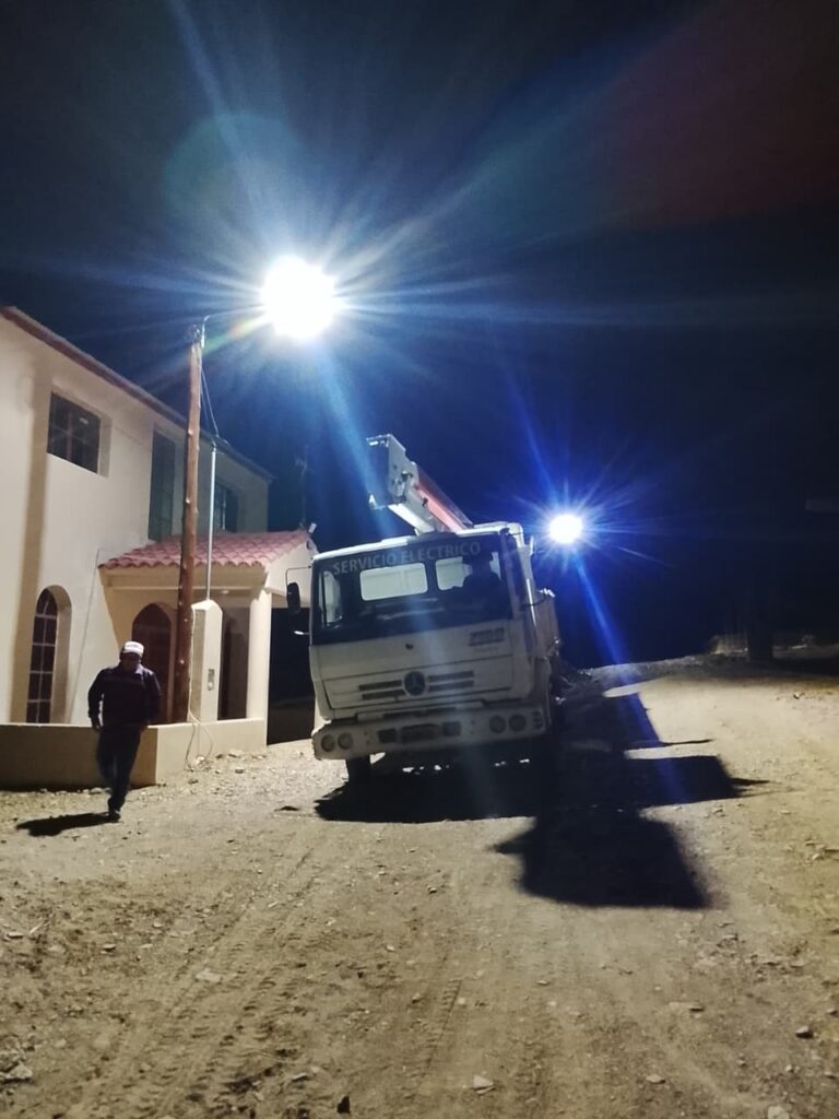 LA MUNICIPALIDAD FORTALECE EL ALUMBRADO PÚBLICO CON EL RECAMBIO DE LUMINARIAS EN RUTA 5