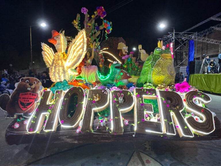 LA QUIACA VIVIÓ EL PRIMER DESFILE DE CARROZAS CON UNA NOCHE DE JUVENTUD, CREATIVIDAD Y TRADICIÓN