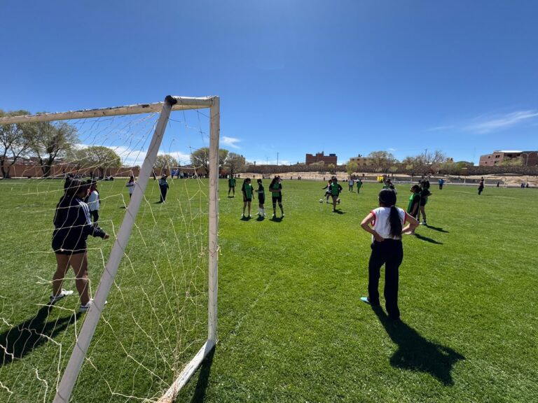 JUEGOS ESCOLARES 2026: LA DIRECCIÓN DE DEPORTES ACOMPAÑA UNA NUEVA JORNADA DE FÚTBOL EN EL CENTRO DE ALTO RENDIMIENTO