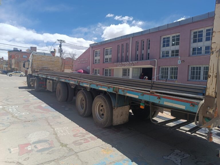 AVANZA LA CONSTRUCCIÓN DEL TECHO DE LA ESCUELA 404 DOMITILA CHOLELE