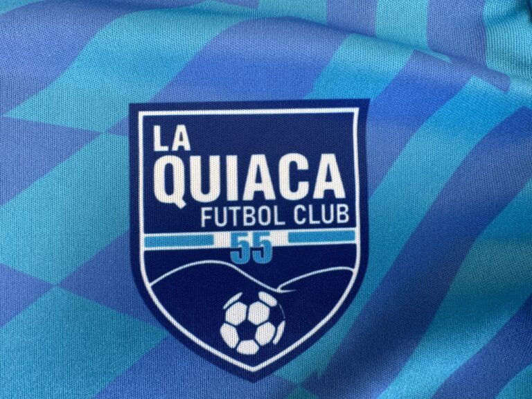 LA GESTIÓN DE DANTE VELAZQUEZ ENTREGÓ UN JUEGO DE CAMISETAS AL CLUB ATLÉTICO LA QUIACA, CATEGORÍA 55