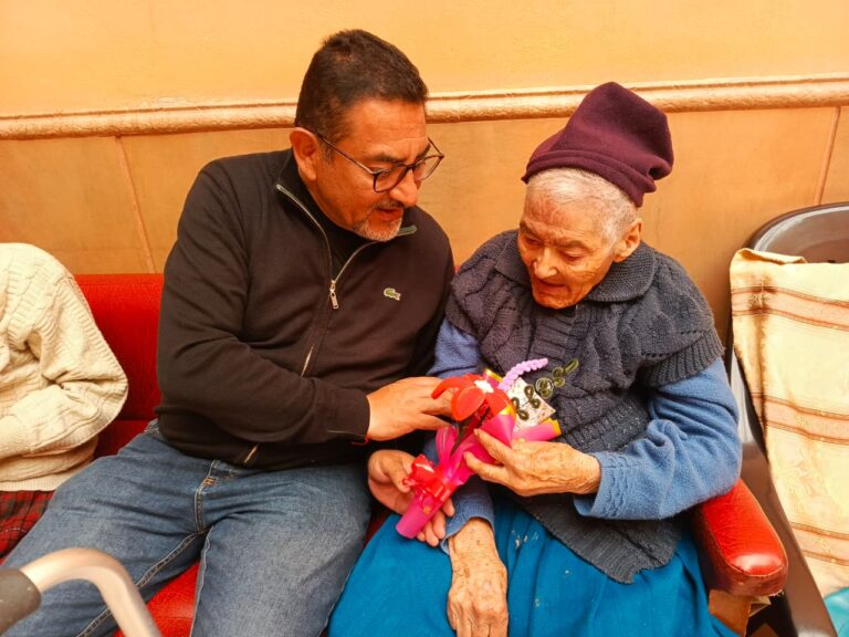 EL INTENDENTE DANTE VELAZQUEZ PRESENTE EN EL HOGAR DE ANCIANOS CON UN HOMENAJE A LAS MADRES Y AL PERSONAL DE SERVICIO