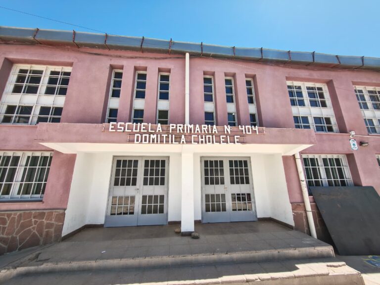 LA GESTIÓN DEL INTENDENTE DANTE VELAZQUEZ REANUDÓ LAS OBRAS DEL TECHADO EN LA ESCUELA DOMITILA CHOLELE