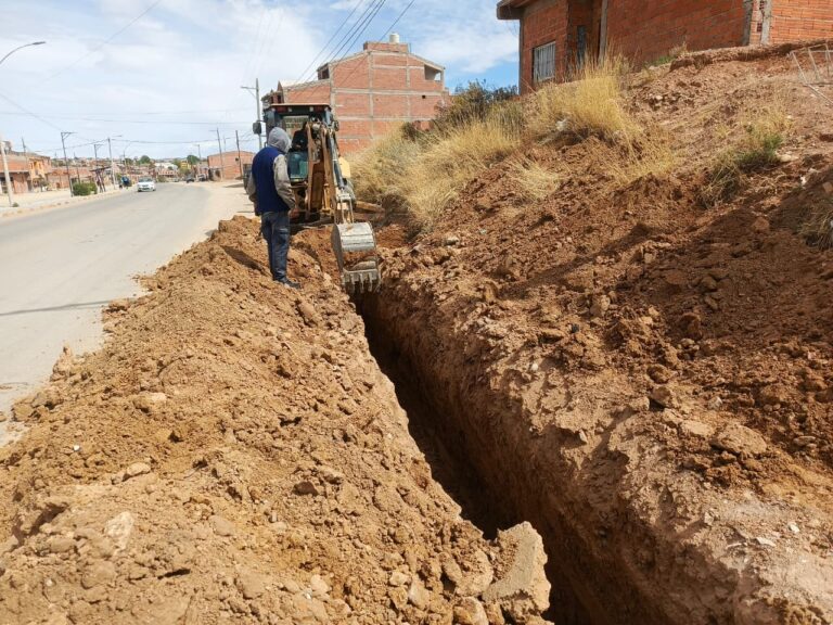 LA GESTIÓN DE DANTE VELAZQUEZ RETOMA UNA IMPORTANTE OBRA DE SANEAMIENTO DE 640 METROS EN LA QUIACA