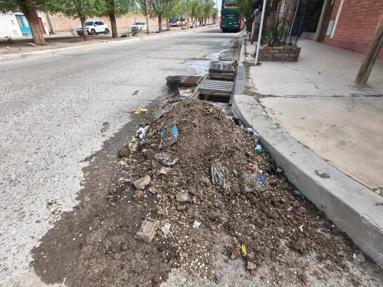 LA MUNICIPALIDAD DE LA QUIACA AVANZA CON TRABAJOS PREVENTIVOS DE LIMPIEZA DE ALCANTARILLAS Y BOCAS DE TORMENTA